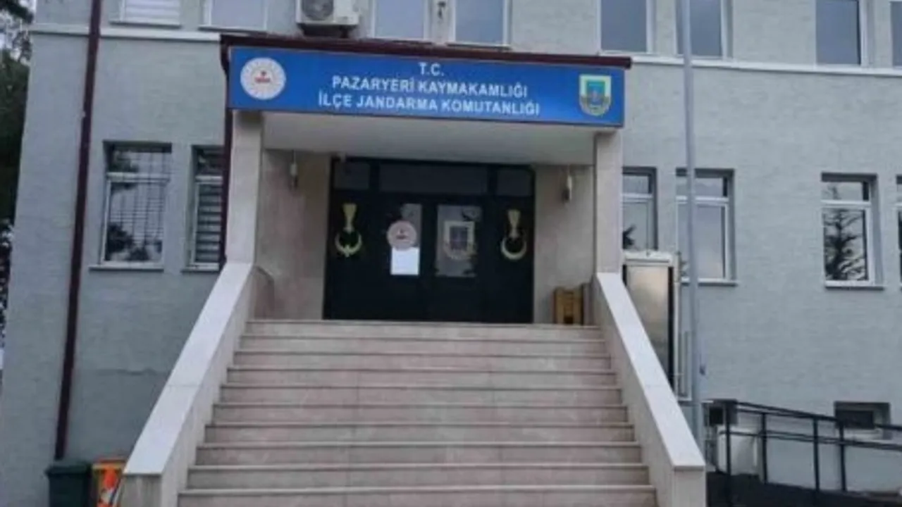 PAZARYERİ’NDE DOLANDIRILMIŞTI! YAŞLI KADININ PARALARINI JANDARMA TESLİM ETTİ