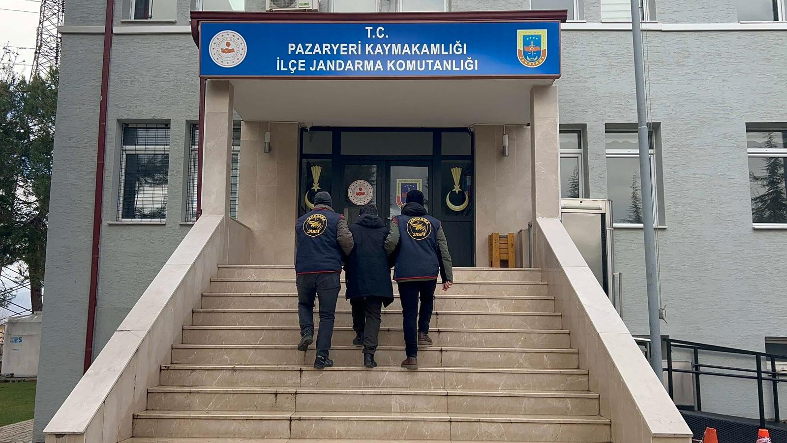 PAZARYERİ’NDE JASAT 3 SAATTE 600 KAMERAYI İZLEDİ, DOLANDIRICIYI SUÇ ÜSTÜ YAKALADI