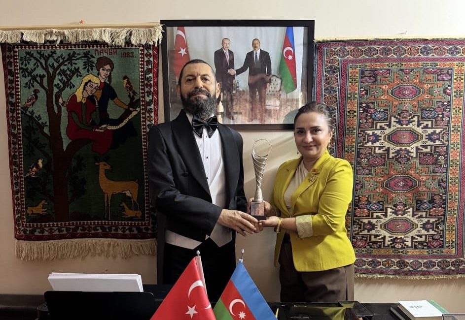 Dünyaca Ünlü Yazar Akif Manaf’a Anlamlı Ödül: “Barış Sanatı Ödülü”