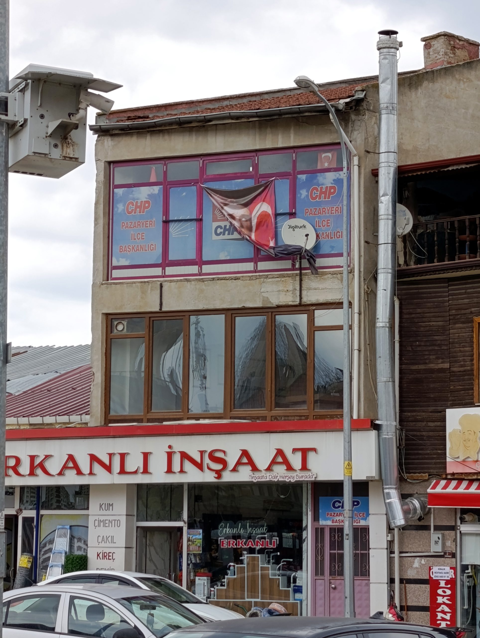 ATATÜRK POSTERİNE SAYGISIZLIK TEPKİ ÇEKTİ!