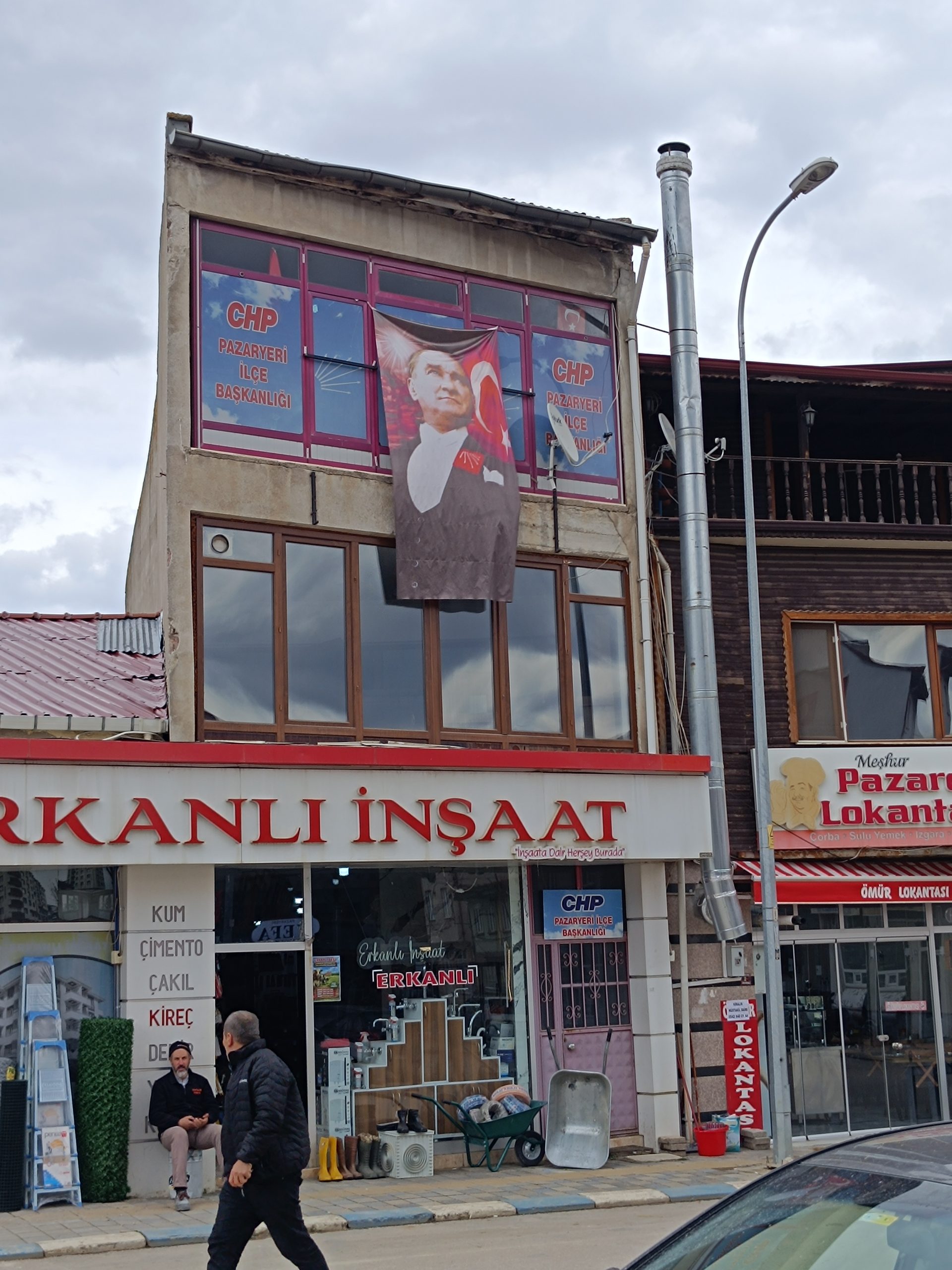 TEPKİLER SONUÇ VERDİ: ATATÜRK POSTERİ DÜZELTİLDİ