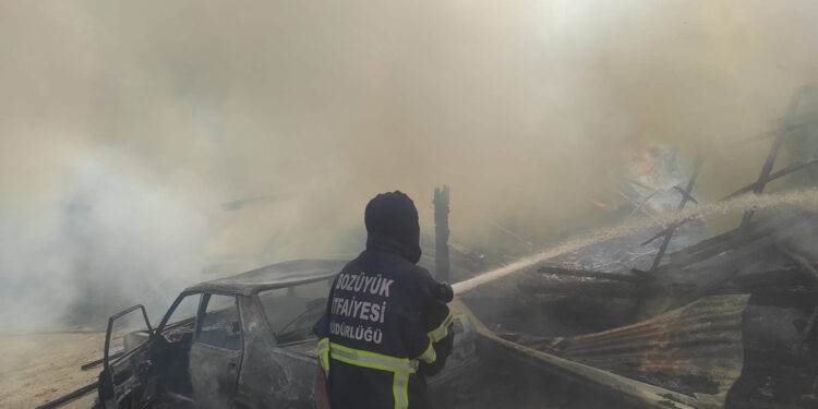 Araç Yangını Büyümeden Söndürüldü