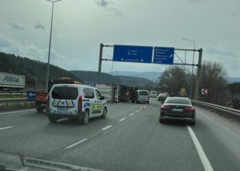 Bozüyük’te kontrolden çıkan tır devrildi.
