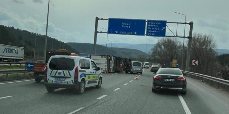 Bozüyük’te kontrolden çıkan tır devrildi.