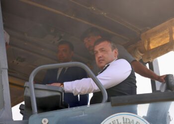 VALİ SÖZER ARAÇ BAŞINA GEÇTİ, KÖY YOLARINDA BSK DÖKTÜ