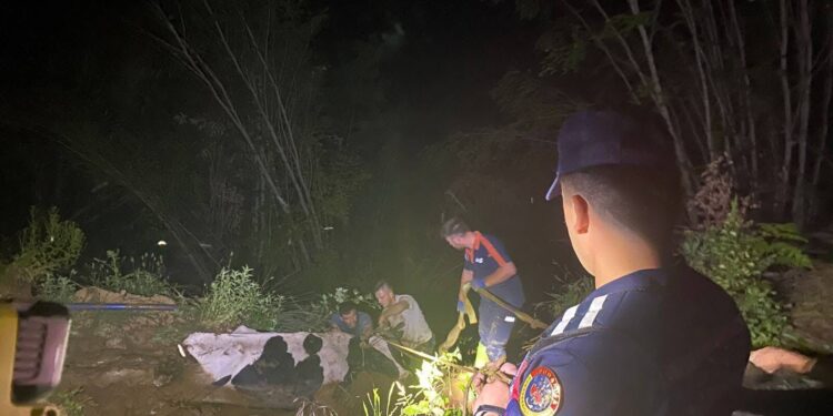 ÇAMURA SAPLANAN BÜYÜKBAŞ HAYVANLAR KURTARILDI