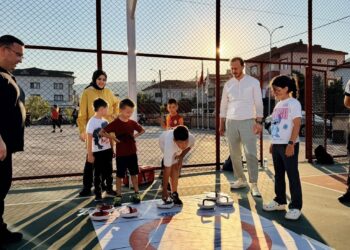 KAYMAKAM KILIÇ ÇOCUKLARLA BİLEK GÜREŞİ YAPTI